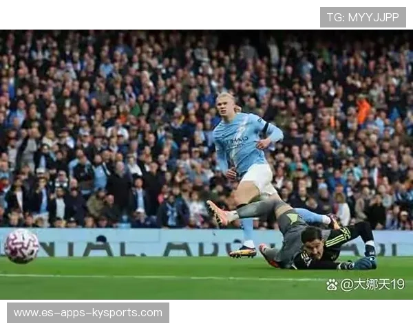 哈兰德连续跑位牵制防线