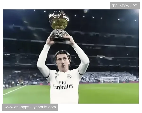 皇马莫德里奇节奏变化训练依旧优雅——足球大师的传世魅力 皇马莫德里奇节奏变化训练依旧优雅——足球大师的传世魅力